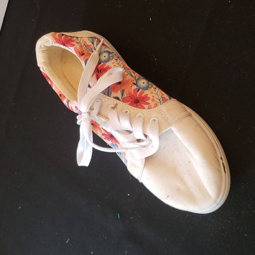 🤯3/$12 White Floral Shoe Sneaker Right Shoe Only *Well Worn* Amputee